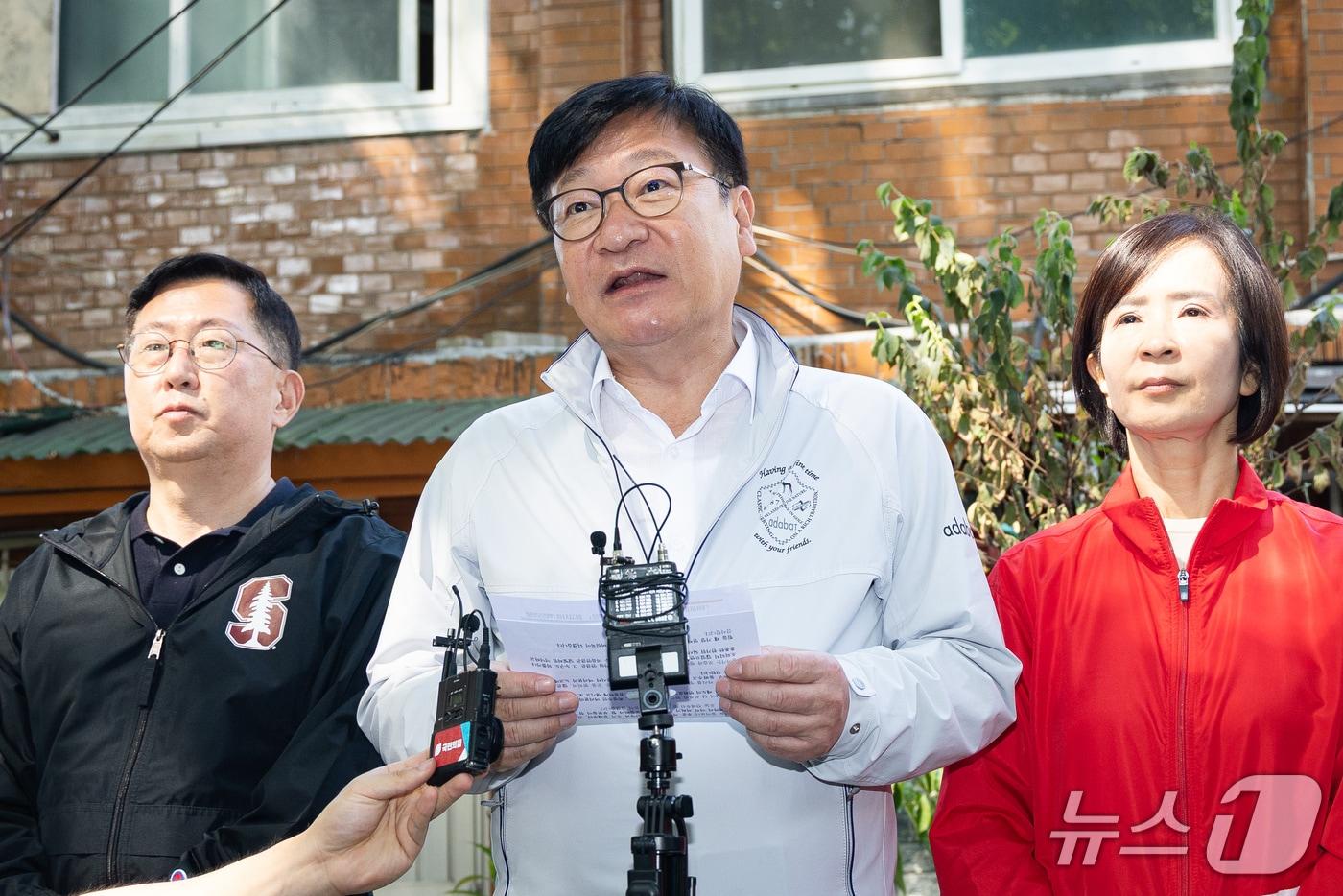 본문 이미지 - 정점식 국민의힘 원내대표가 지난 23일 서울 영등포구 쪽방촌을 찾아 추석 명절 민생현장을 점검한 후 발언하고 있다. 2026.9.23 ⓒ 뉴스1 유승관 기자