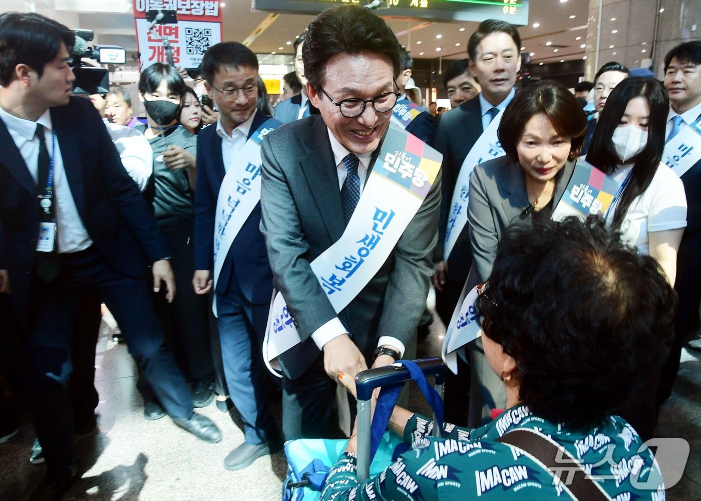 본문 이미지 - 더불어민주당 김민석 대표와 한병도 원내대표를 비롯한 지도부가 23일 서울 용산역에서 추석 명절을 맞아 귀성길에 오른 시민들에게 귀성인사를 하고 있다. (공동취재) 2026.9.23 ⓒ 뉴스1 유승관 기자