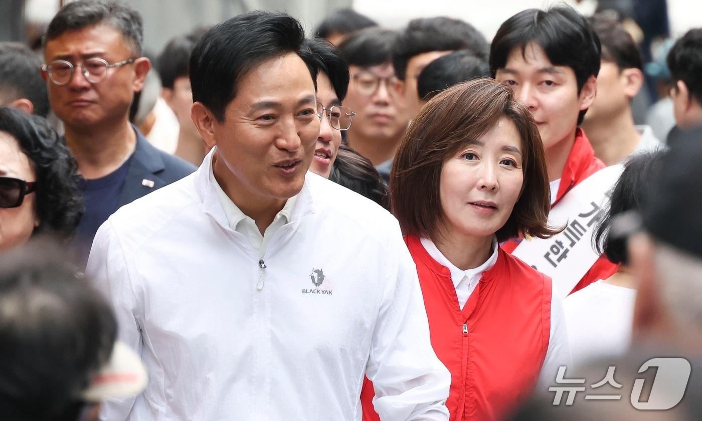 본문 이미지 - 오세훈 서울시장과 나경원 국민의힘 의원이 추석을 앞둔 23일 서울 동작구 남성사계시장을 찾아 민생 현장을 점검하고 있다. (공동취재) 2026.9.23 ⓒ 뉴스1 최지환 기자
