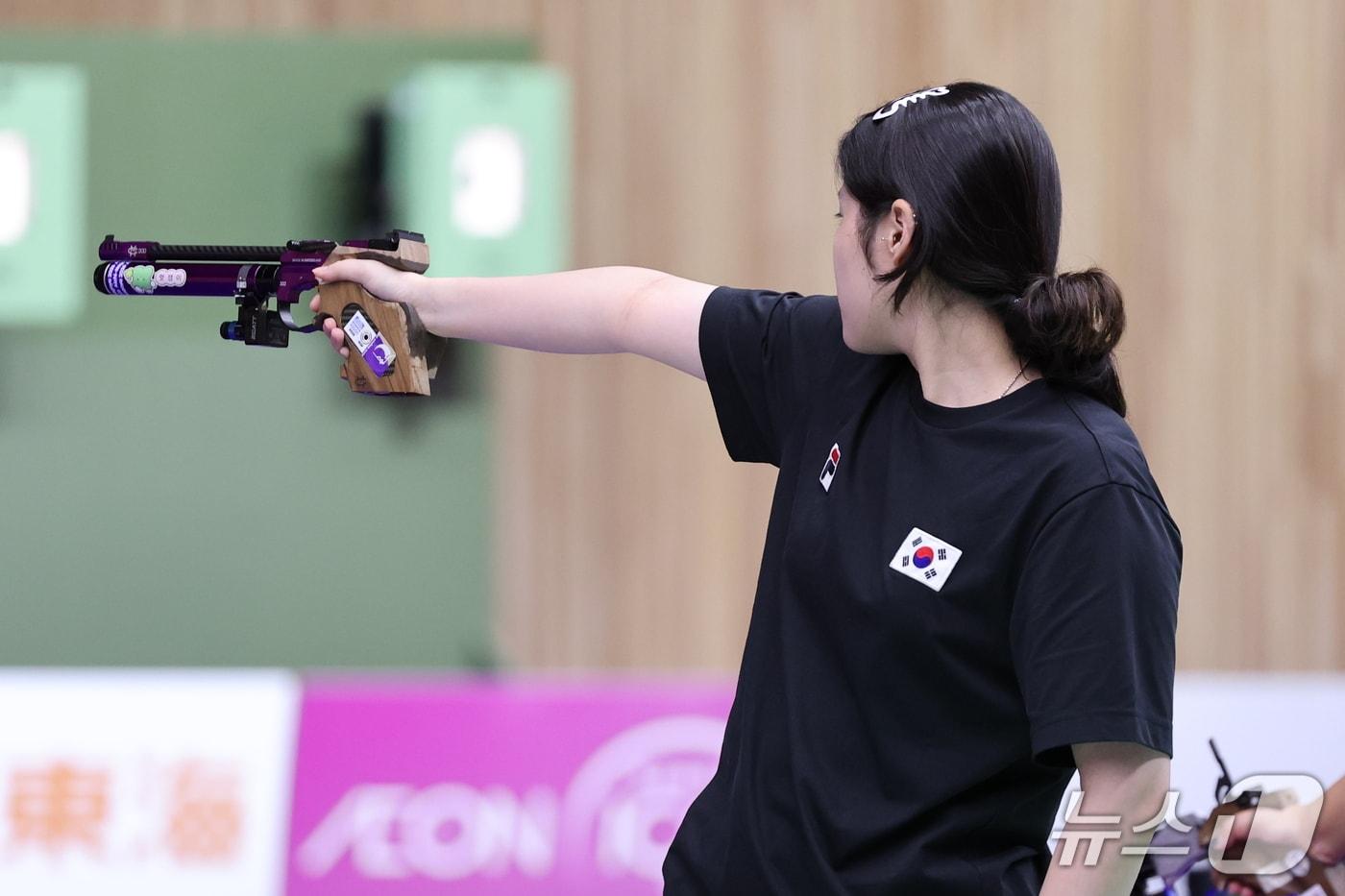 본문 이미지 - 대한민국 추가은이 23일 일본 도요타시 아이치현 종합사격장에서 열린 2026 아이치·나고야 아시안게임 사격 여자 10m 공기권총 개인전 결선에서 총구를 과녁에 겨누고 있다. 2026.9.23 ⓒ 뉴스1 안은나 기자