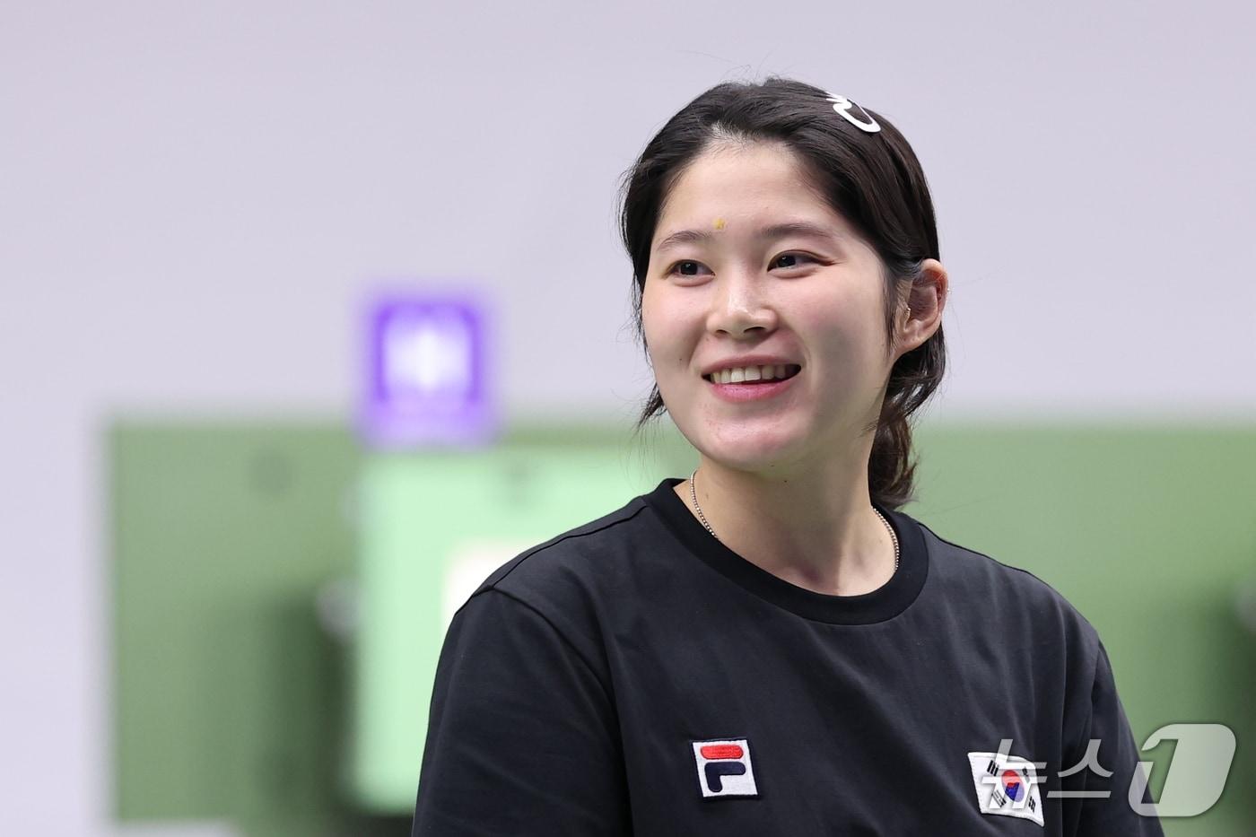 본문 이미지 - 대한민국 추가은이 23일 일본 도요타시 아이치현 종합사격장에서 열린 2026 아이치·나고야 아시안게임 사격 여자 10m 공기권총 개인전 결선에 입장하고 있다. 2026.9.23 ⓒ 뉴스1 안은나 기자