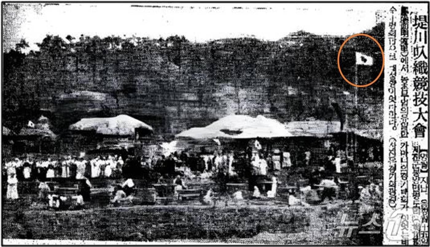 본문 이미지 - 1934년 3월 13일 봄, 농촌부업으로 유일하게 진행됐던 제천 가마니 짜기 경기대회. 사진 오른쪽 상단에 일장기가 걸려있다. (정삼철 충북연구원 명예연구위원·동아일보 제공. 재판매 및 DB금지) 2026.9.27/뉴스1 