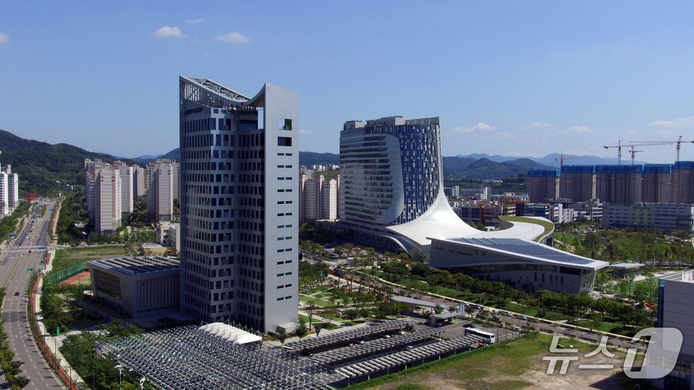 본문 이미지 - 진주시 충무공동 한국남동발전(왼쪽)과 한국토지주택공사 전경(진주시 제공. 재판매 및 DB 금지)
