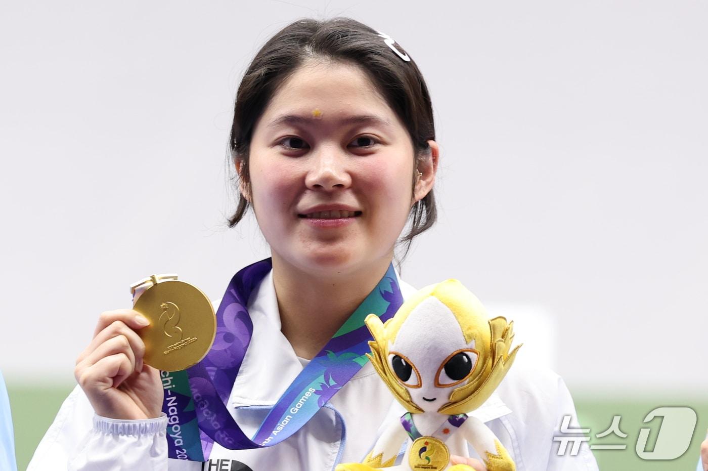본문 이미지 - 대한민국 추가은이 23일 일본 도요타시 아이치현 종합사격장에서 열린 2026 아이치·나고야 아시안게임 사격 여자 10m 공기권총 개인전 시상식에서 금메달을 들고 포즈를 취하고 있다. 2026.9.23 ⓒ 뉴스1 안은나 기자