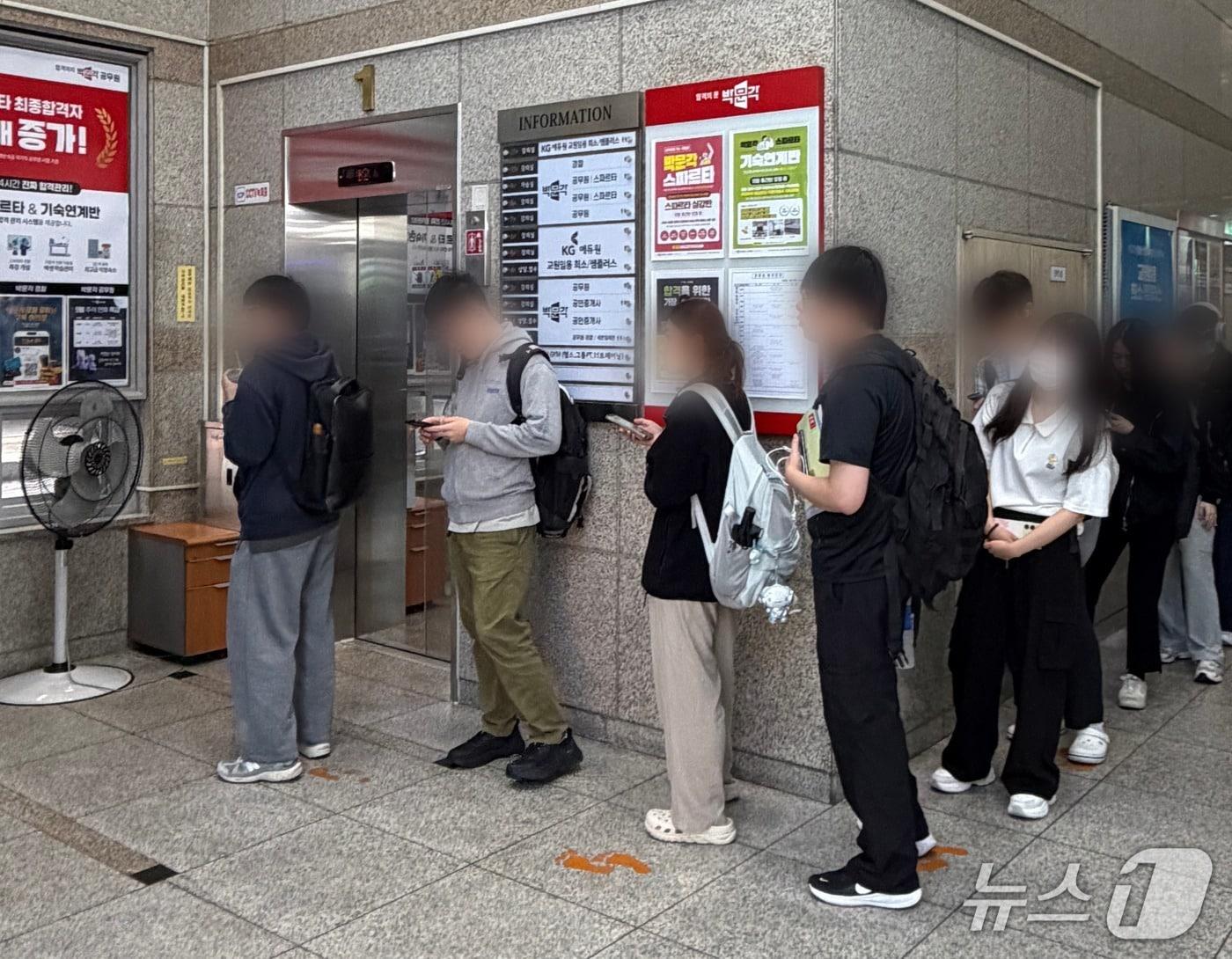 본문 이미지 - 23일 오전 서울 동작구 노량진동의 한 공무원 시험 전문 학원. 아침 일찍부터 수험생들이 엘리베이터 앞에 줄을 서고 있다. 2026.9.23 ⓒ 뉴스1 안소연 기자