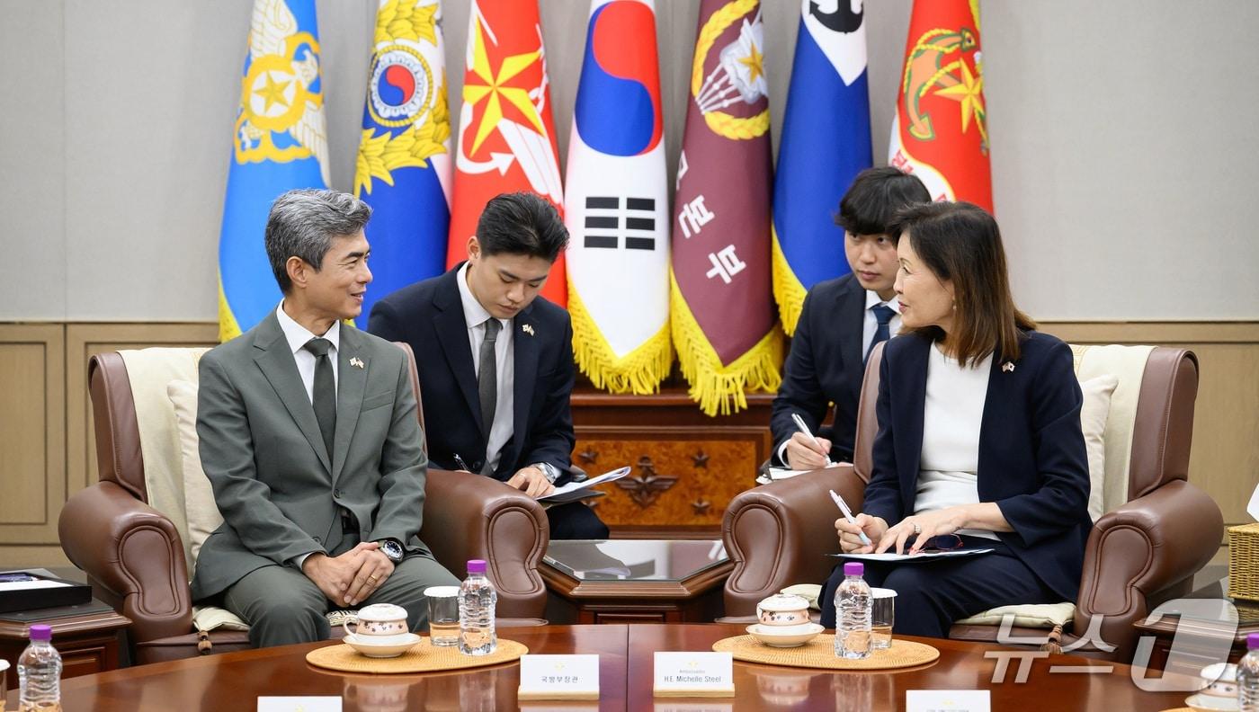 본문 이미지 - 강신철 국방부 장관이 23일 오전 서울 용산구 국방부를 찾은 미셸 스틸 주한미국대사와 역내 안보 정세와 주요 동맹 현안에 대해 의견을 나누고 있다. (국방부 제공. 재판매 및 DB 금지) 2026.9.23 ⓒ 뉴스1
