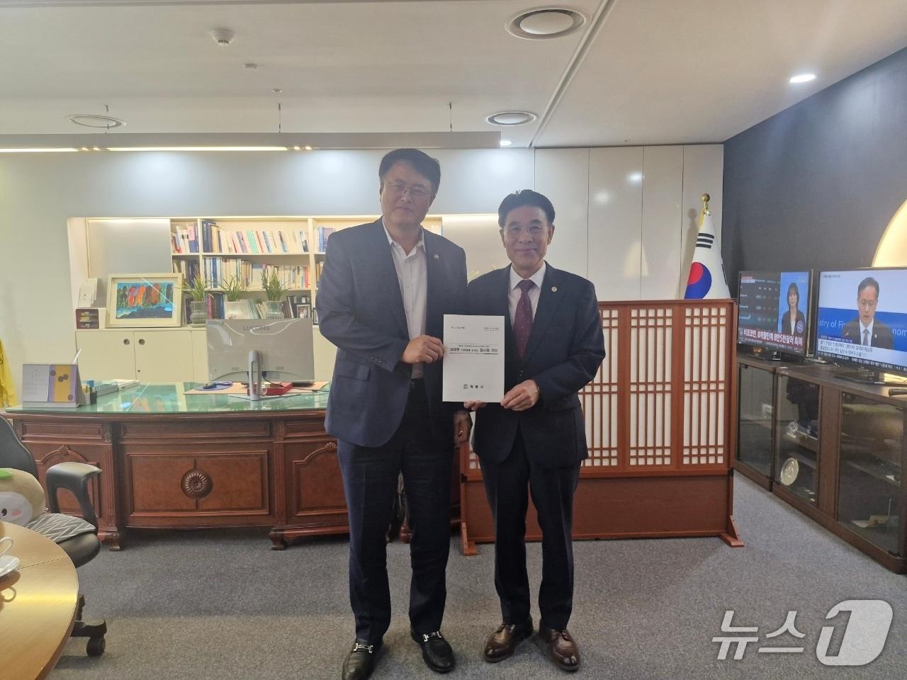 본문 이미지 - 이응우 계룡시장이 지난 22일 문화체육관광부를 방문해 김대현 2차관과 지역 문화·관광 현안에 대한 의견을 나눈 뒤 기념촬영을 하고 있다. (계룡시 제공. 재판매 및 DB금지) /뉴스1