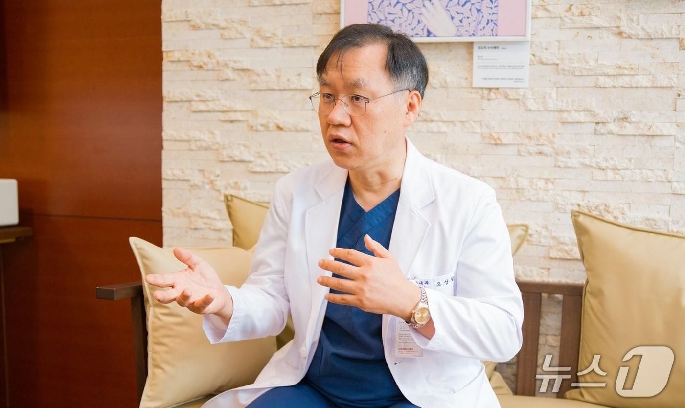 본문 이미지 - 오상철 고려대구로병원 암병원장이 뉴스1과 인터뷰를 하고 있다. (병원 제공)