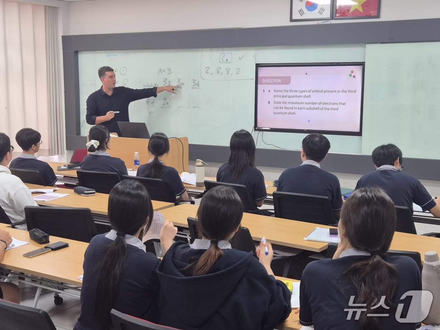 본문 이미지 - 9일 방문한 호치민시한국국제학교(학교명 고유명사)에서 고등학생들이 선택과목으로 영어 원어민 수업 중 화학 과목을 듣고 있다.뉴스1 ⓒ News1 조수빈 기자