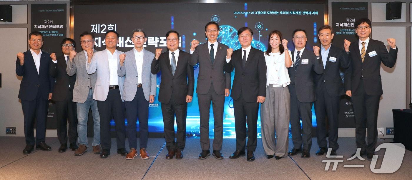 본문 이미지 - 김용선 지식재산처장(왼쪽 7번째)이 성윤모 지식재산전략포럼 운영위원장(왼쪽 8번째), 윤의준 한국공학한림원 회장(왼쪽 6번째) 및 관계자들과 전략포럼을 마치고 기념촬영을 하고 있다. (지식재산처 제공. 재판매 및 DB금지) /뉴스1