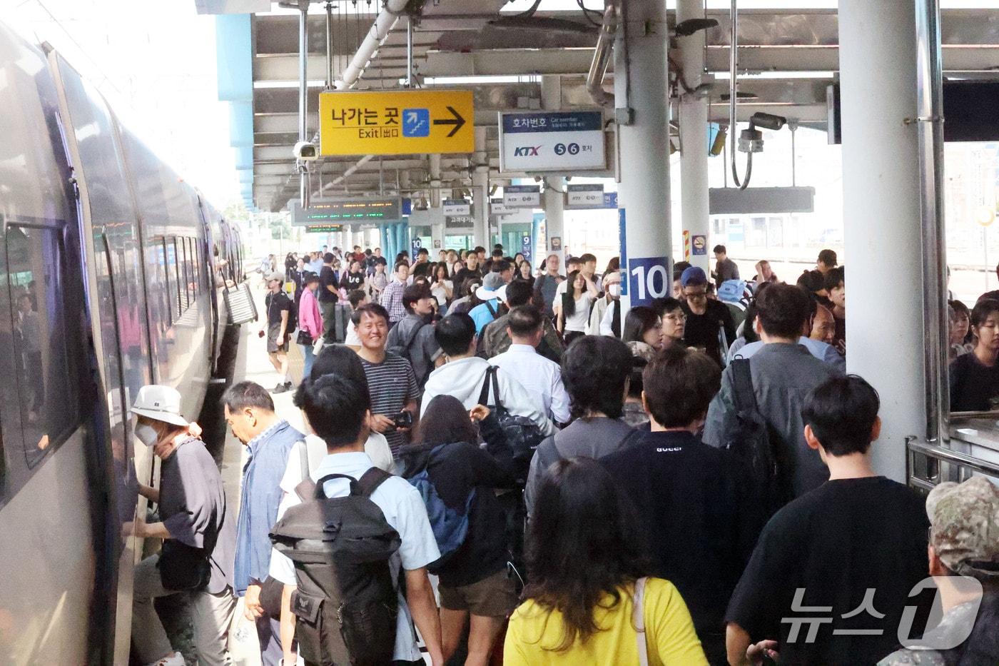 본문 이미지 - 23일 오후 전남광주 광산구 광주송정역에서 추석 연휴를 앞두고 고향을 찾은 귀성객들이 이동하고 있다. ⓒ 뉴스1 조수민 기자