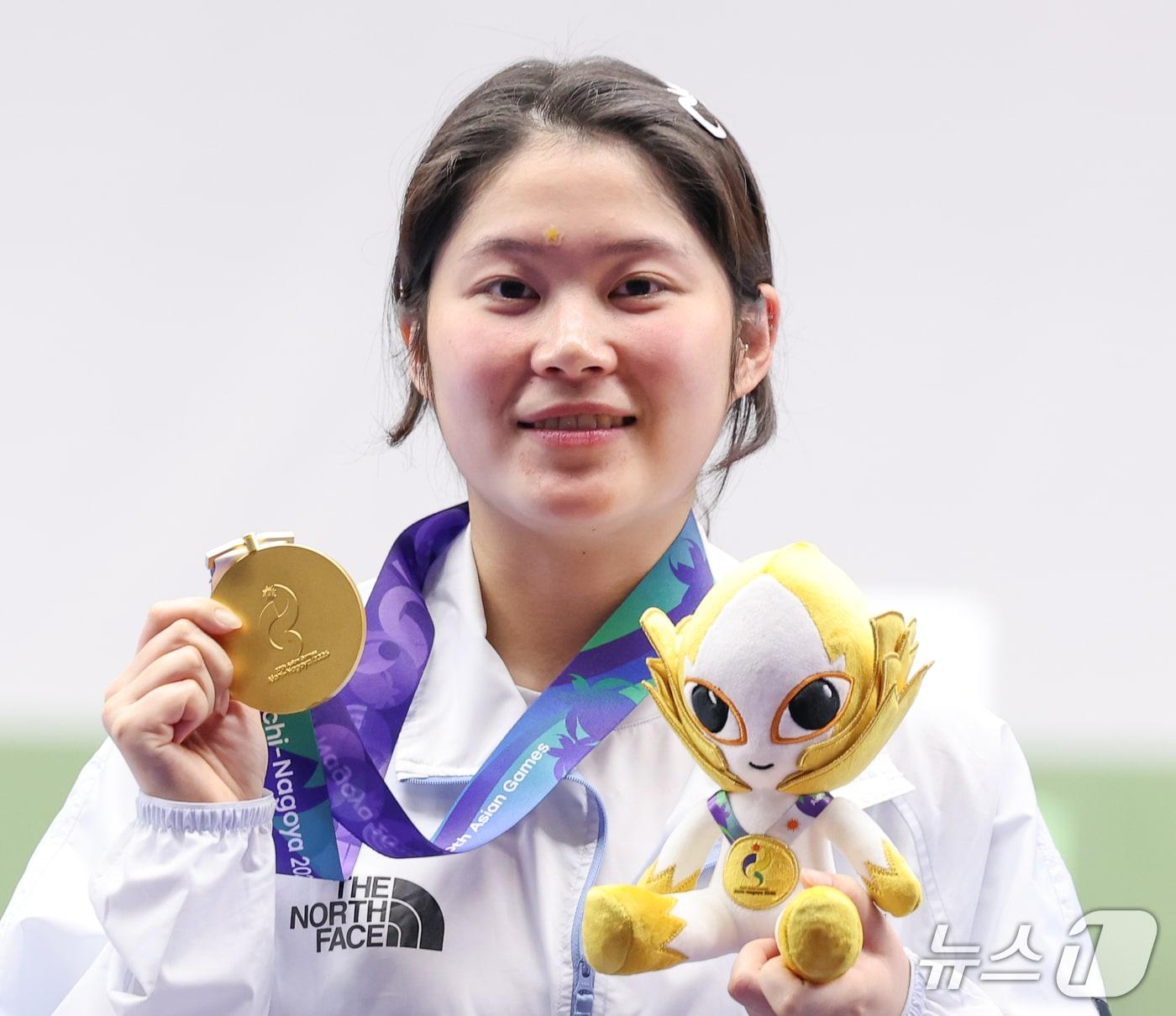 본문 이미지 - 대한민국 추가은이 23일 일본 도요타시 아이치현 종합사격장에서 열린 2026 아이치·나고야 아시안게임 사격 여자 10m 공기권총 개인전 시상식에서 금메달을 들고 포즈를 취하고 있다 ⓒ 뉴스1 안은나 기자