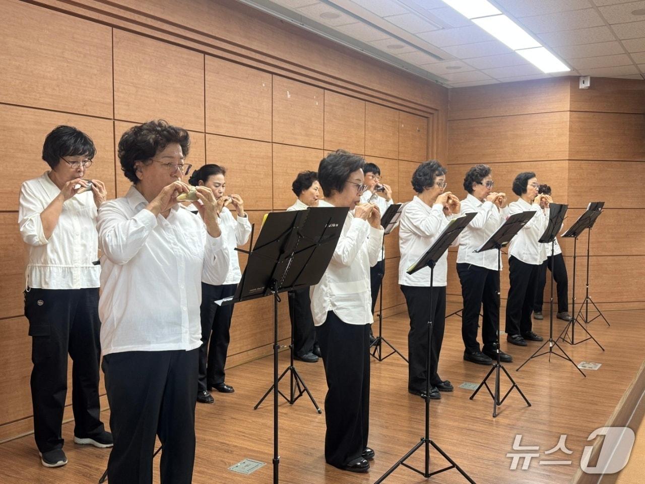 본문 이미지 - 강릉시치매안심센터가 주최한 치매 상식 도전 도전골든벨 당시 기념공연.(강릉시 제공. 재판매 및 DB 금지) 2026.9.23/뉴스1