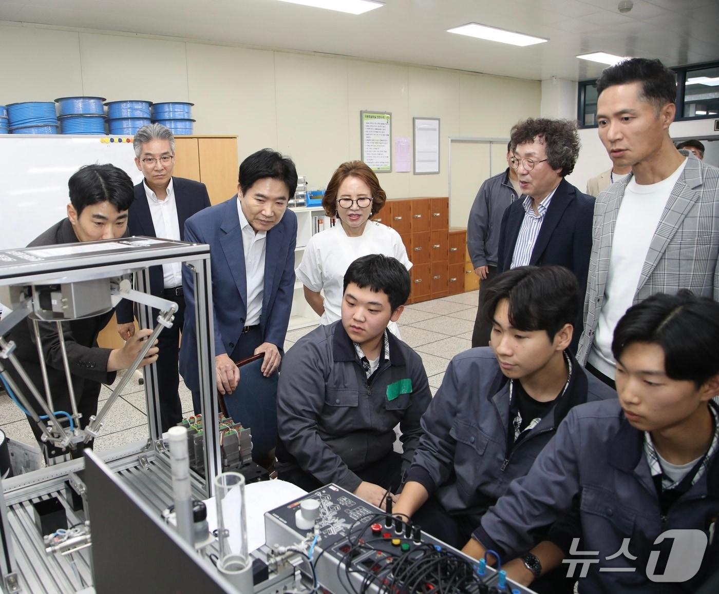 본문 이미지 - 김대중  전남광주통합특별시교육감이 학생들의 실험실습 현장 실무교육을 참관하고 있다.(전남광주통합특별시교육청 제공, 재판매 및 DB 금지)/뉴스1