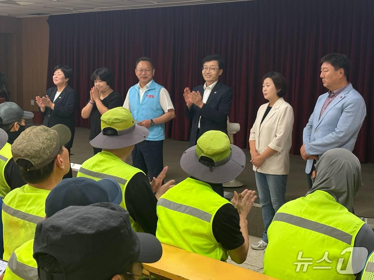 본문 이미지 - 김주업 진보당 전남광주통합특별시당위원장과 윤민호 시의원 등 광역의원들.(진보당 제공. 재배포 및 DB 금지)