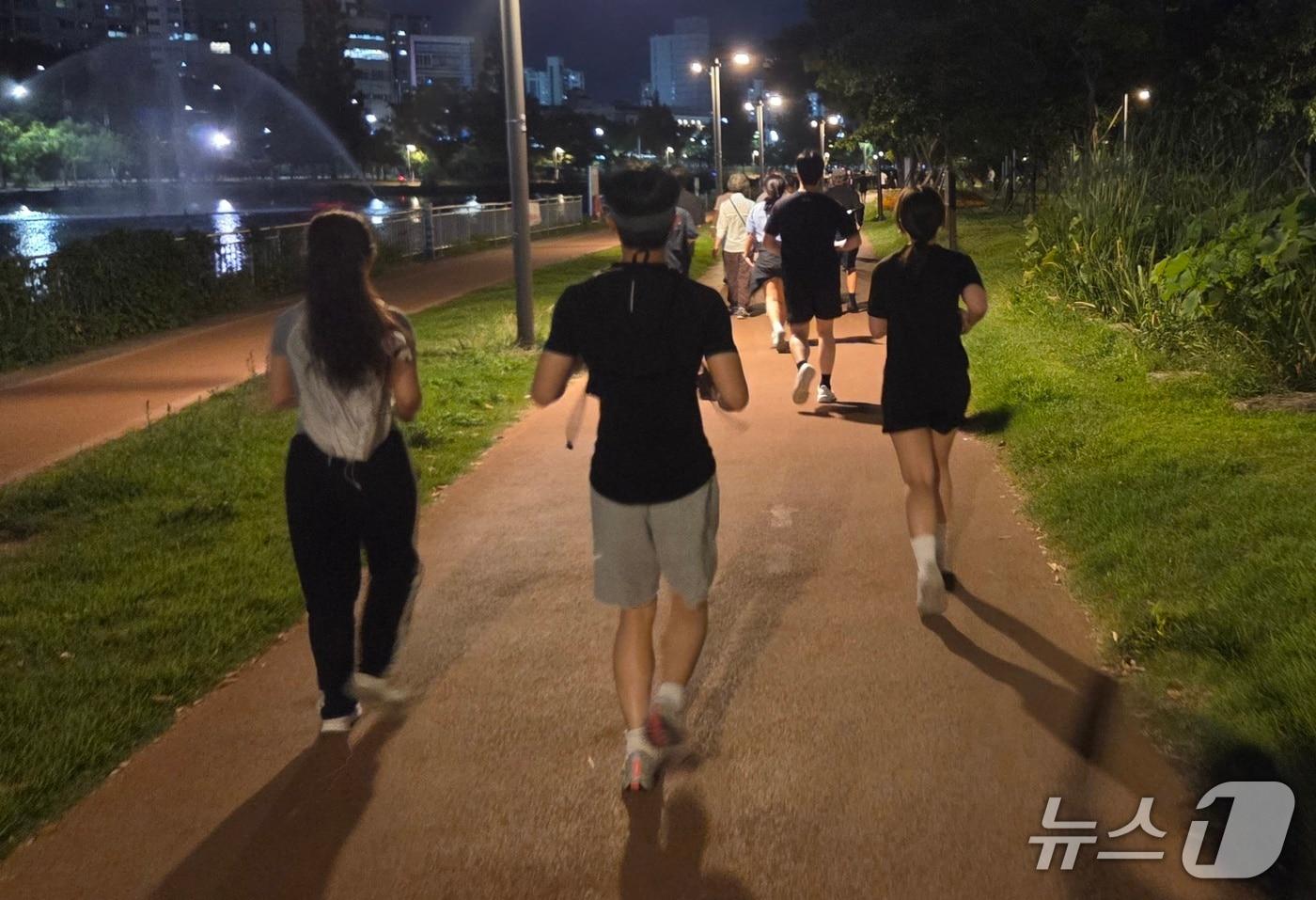 본문 이미지 - 23일 밤 대구 신천 산책로에서 시민들이 선선한 가을바람을 맞으며 달리기와 산책을 즐기고 있다. 2026.9.23 ⓒ 뉴스1 이성덕 기자
