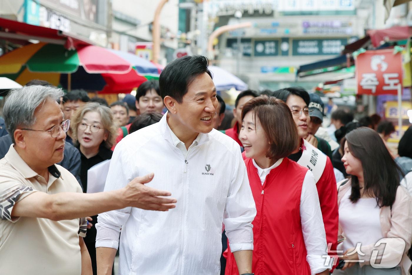 본문 이미지 - 오세훈 시장이 23일(수) 추석 연휴를 앞두고 동작구 남성사계시장을 찾아 추석 성수품 수급 상황을 확인하고 상인들의 목소리를 청취했다.
