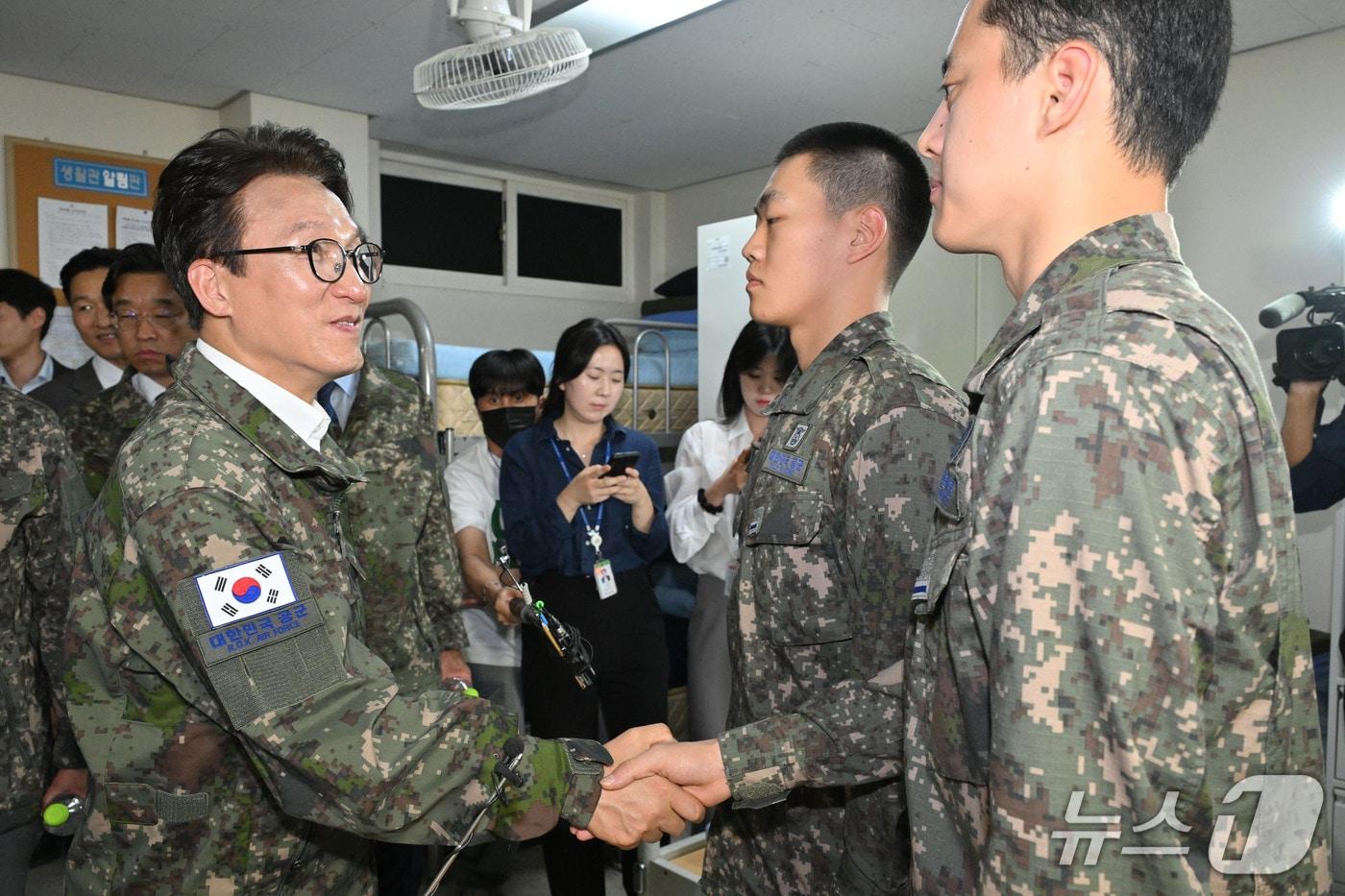 본문 이미지 - 김민석 더불어민주당 대표가 23일 경기도 김포 인근의 공군 8542부대를 방문해 전입 신병들과 악수하고 있다. 2026.9.23 ⓒ 뉴스1 국회사진기자단