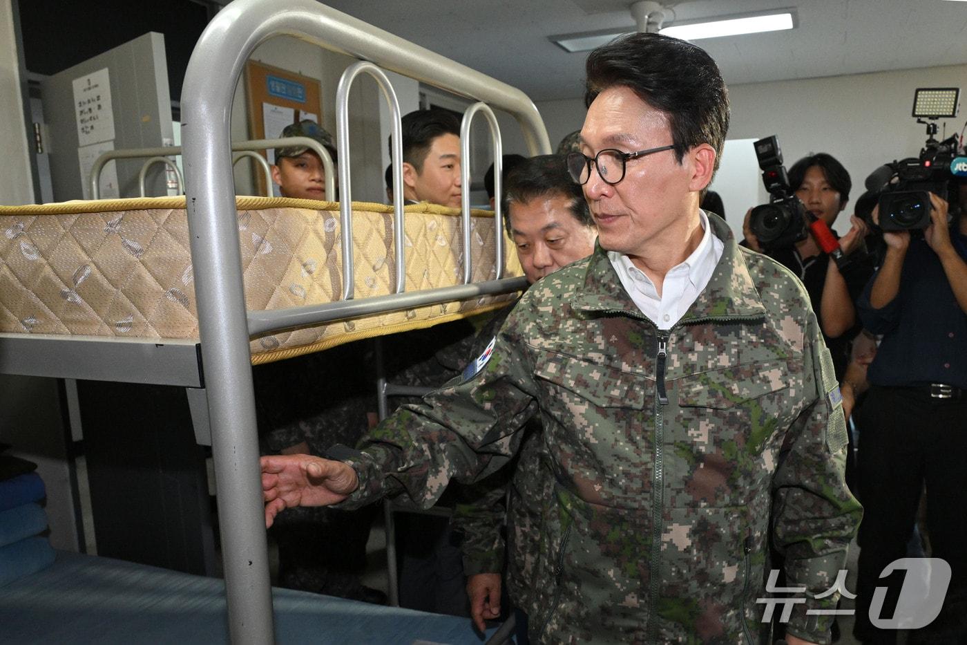 본문 이미지 - 김민석 더불어민주당 대표가 23일 경기도 김포 인근의 공군 8542부대를 방문해 새내기 생활관 환경을 보고 있다. 2026.9.23 ⓒ 뉴스1 국회사진기자단