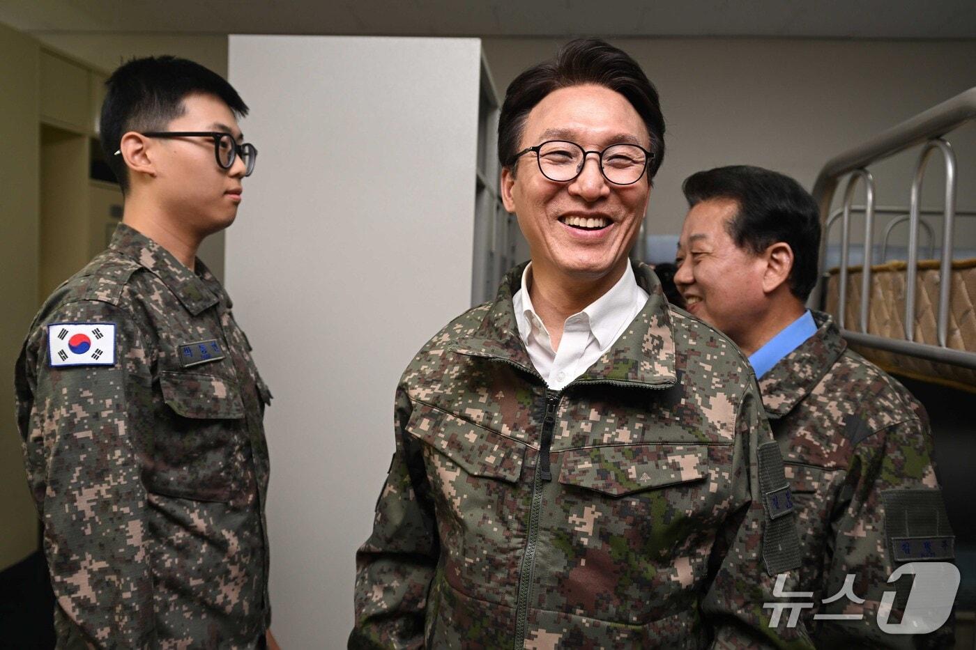 본문 이미지 - 김민석 더불어민주당 대표가 23일 오후 경기 김포시 공군3미사일방어여단 예하부대 새내기생활관을 찾아 전입신병을 독려하며 미소를 짓고 있다. 2026.9.23 ⓒ 뉴스1 국회사진기자단