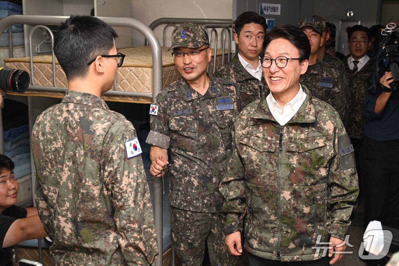 본문 이미지 - 김민석 더불어민주당 대표가 23일 오후 경기 김포시 공군3미사일방어여단 예하부대 새내기생활관을 찾아 전입신병을 독려하며 미소를 짓고 있다. 2026.9.23 ⓒ 뉴스1 국회사진기자단