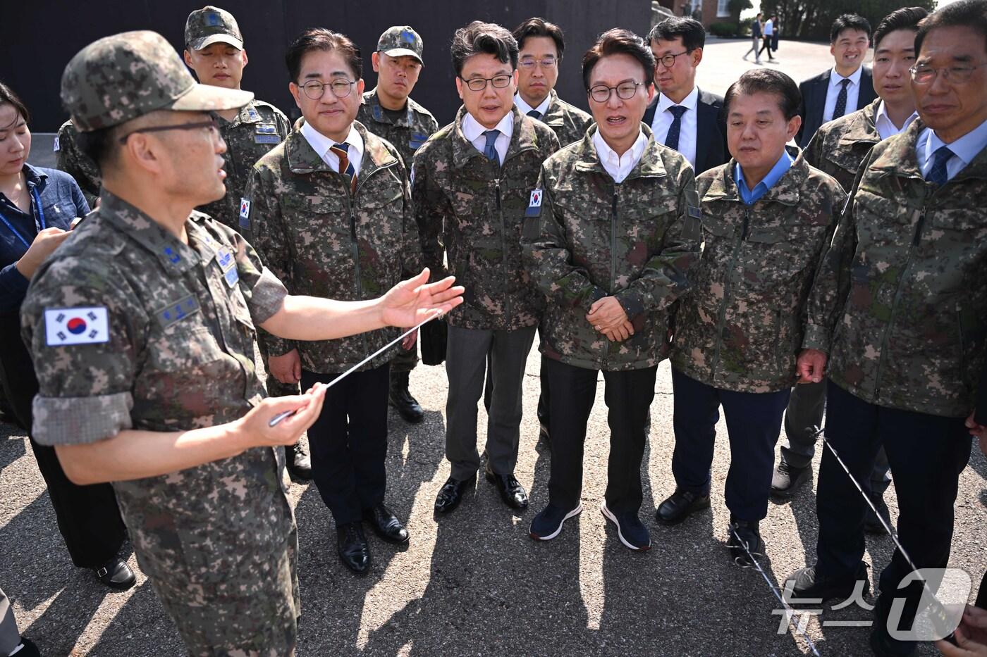 본문 이미지 - 김민석 더불어민주당 대표가 23일 오후 경기 김포시 공군3미사일방어여단 예하부대를 찾아 권진기 공군 제3미사일방어여단장의 중거리 지대공 미사일 '천궁-II' 브리핑을 경청하고 있다. 2026.9.23 ⓒ 뉴스1 국회사진기자단