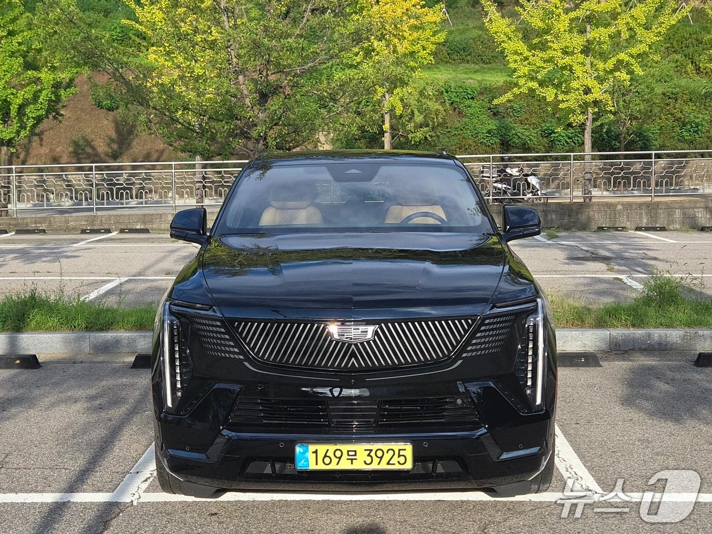 본문 이미지 - 캐딜락 대형 전기 SUV '에스컬레이드 IQL' 정면 모습. 2026.8.26/뉴스1 김성식 기자