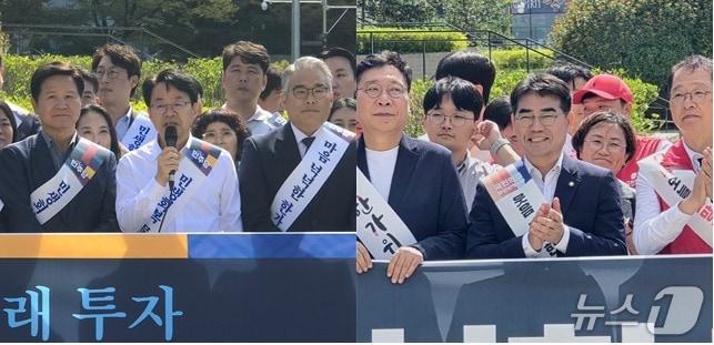 본문 이미지 - 박홍배 민주당 부산시당위원장(왼쪽)과 이성권 국민의힘 부산시당위원장이 부산역 광장에서 시민들에게 명절 인사를 하고 있다..2026.9.23 ⓒ 뉴스1 이주현 기자