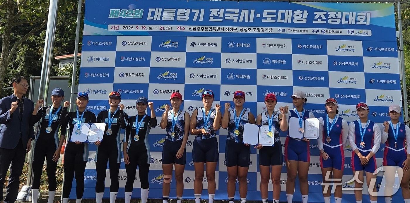 본문 이미지 - 광주체고 조정부 학생들과 지도자들이 기념사진을 찍고 있다.(전남광주통합특별시교육청 제공, 재판매 및 DB 금지)/뉴스1 