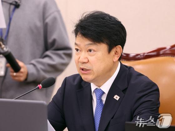 본문 이미지 - 코레일 자회사 직원들이 승객 지갑에서 현금 100만원을 빼고 근무 중 술을 마신 것으로 드러났다.  복기왕 국토위원장이 지난 5월 국토교통위원회 전체회의 '행정수도 특별법안 관련 공청회'에서 발언을 하는 모습.(사진은 기사 내용과 무관함)  ⓒ News1  황기선 기자