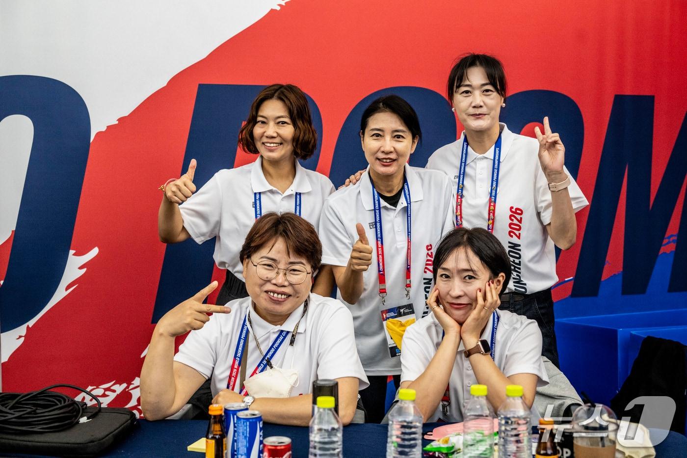 본문 이미지 - 춘천 2026 세계태권도품새선수권대회 자원봉사자들.(춘천시 제공. 재판매 및 DB 금지)