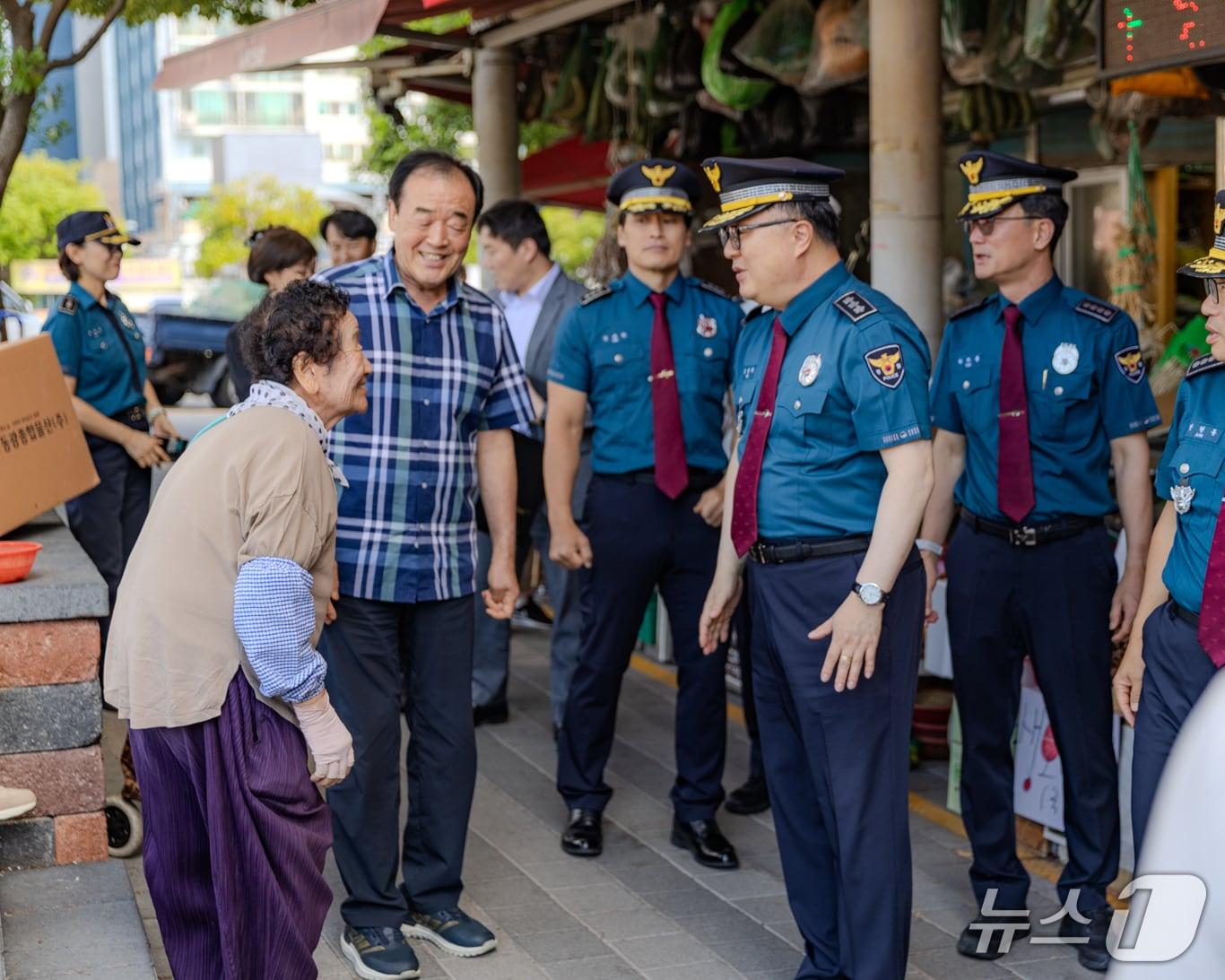 본문 이미지 - 김성희 부산경찰청장은 22일 추석 명절을 앞두고 부산진구 부전시장을 찾아 범죄예방 활동과 교통관리 상황을 점검했다. (부산경찰청 제공. 재판매 및 DB 금지)