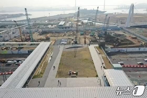 본문 이미지 - 부산역 상부층에서 바라본 북항 재개발지구 C-1블록 환승센터 공사 현장 모습 (BPA 제공. 재판매 및 DB금지)