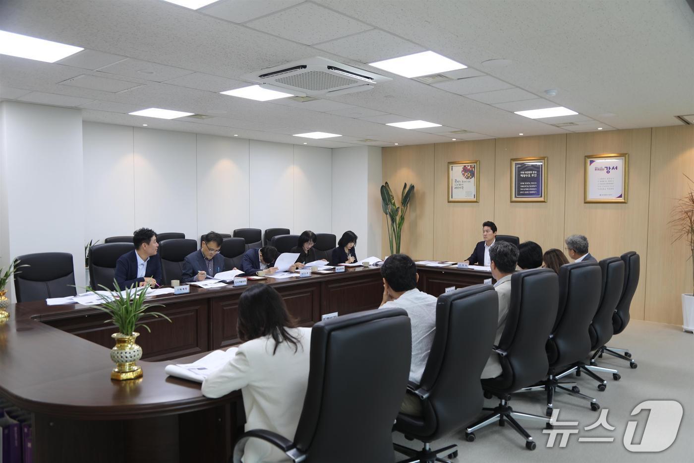 본문 이미지 - 박상준 강서구청장 주재로 부구청장과 국장, 관계 부서장 등이 참석한 가운데 생곡소각장 건립 저지를 위한 간부회의가 열리고 있다. (강서구 제공. 재판매 및 DB금지)