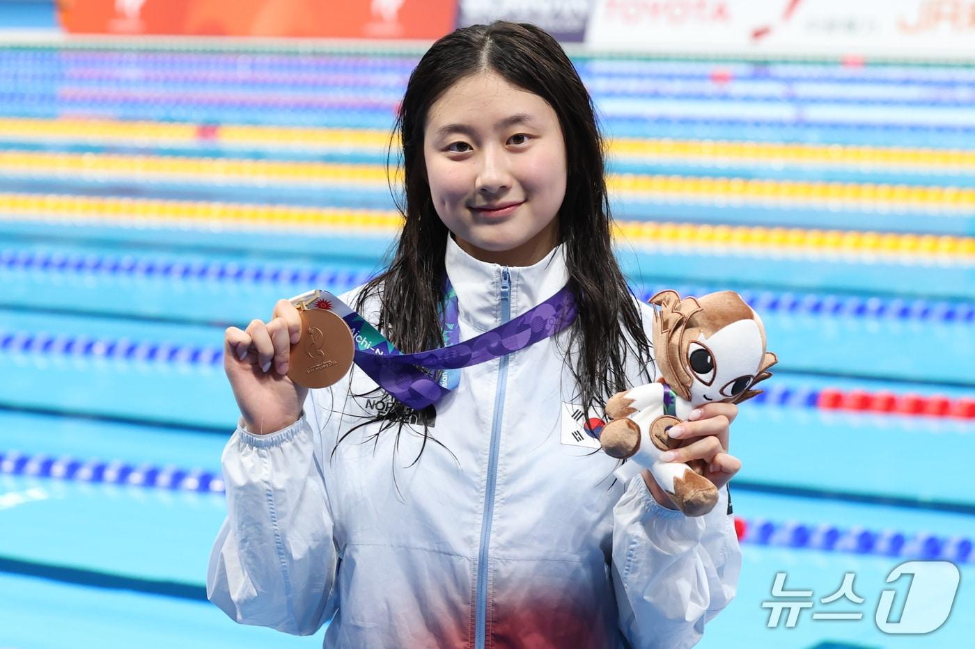 본문 이미지 - 23일 도쿄 아쿠아틱스 센터에서 열린 2026 아이치·나고야 아시안게임 여자 100m 배영 시상식을 마친 김승원이 동메달을 들고 포즈를 취하고 있다. 2026.9.23 ⓒ 뉴스1 김민지 기자