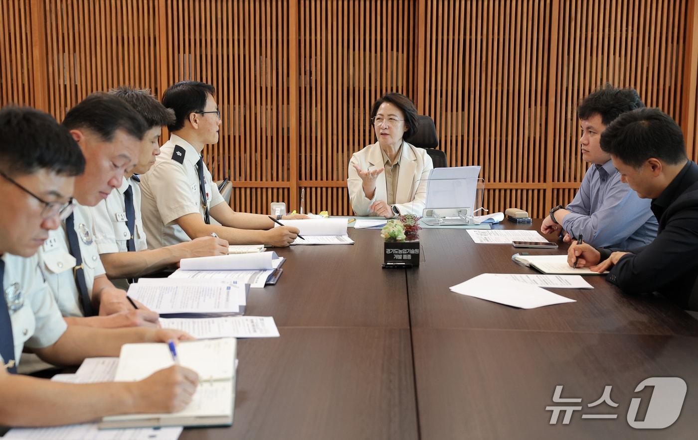 본문 이미지 - 지난 22일 오후 경기도청 집무실에서 추미애 경기도지사가 경기도소방재난본부 관계자들에게 업무보고를 받고있다.(경기도 제공. 재판매 및 DB 금지)
