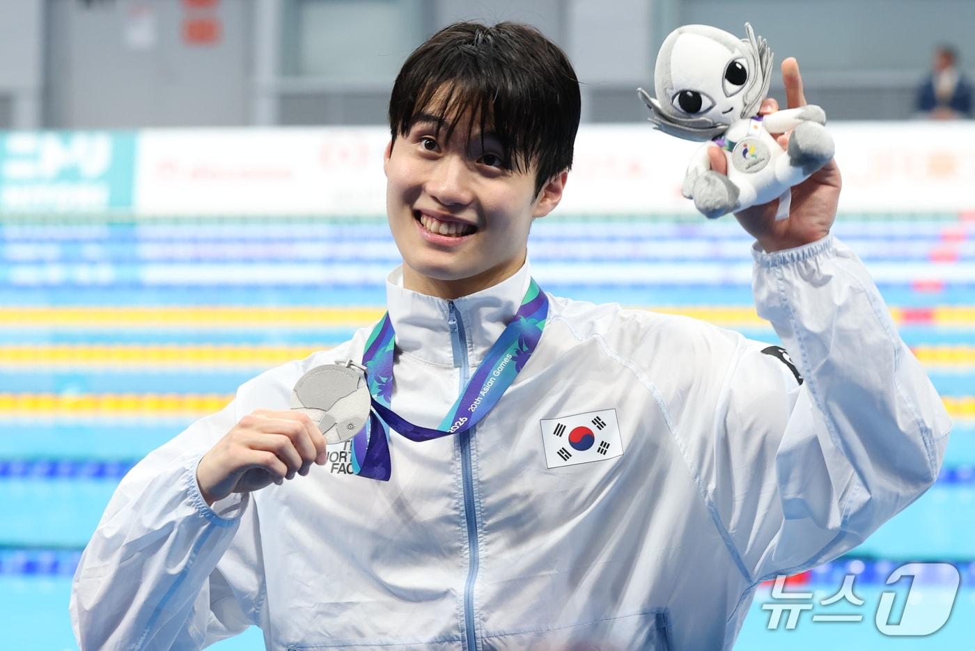 본문 이미지 - 23일 도쿄 아쿠아틱스 센터에서 열린 2026 아이치·나고야 아시안게임 남자 자유형 200m 결승 시상식에서 은메달을 차지한 황선우가 기념촬영을 하고 있다. 2026.9.23 ⓒ 뉴스1 김민지 기자