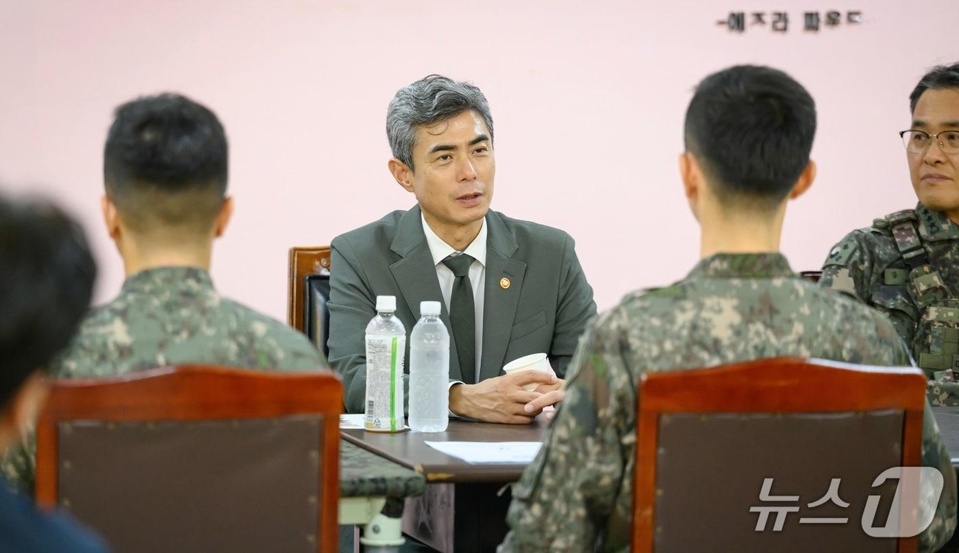 본문 이미지 - 강신철 국방부 장관이 23일 오후 육군 제25보병사단 근무 장병들과 간담회를 갖고 있다. (국방부 제공)