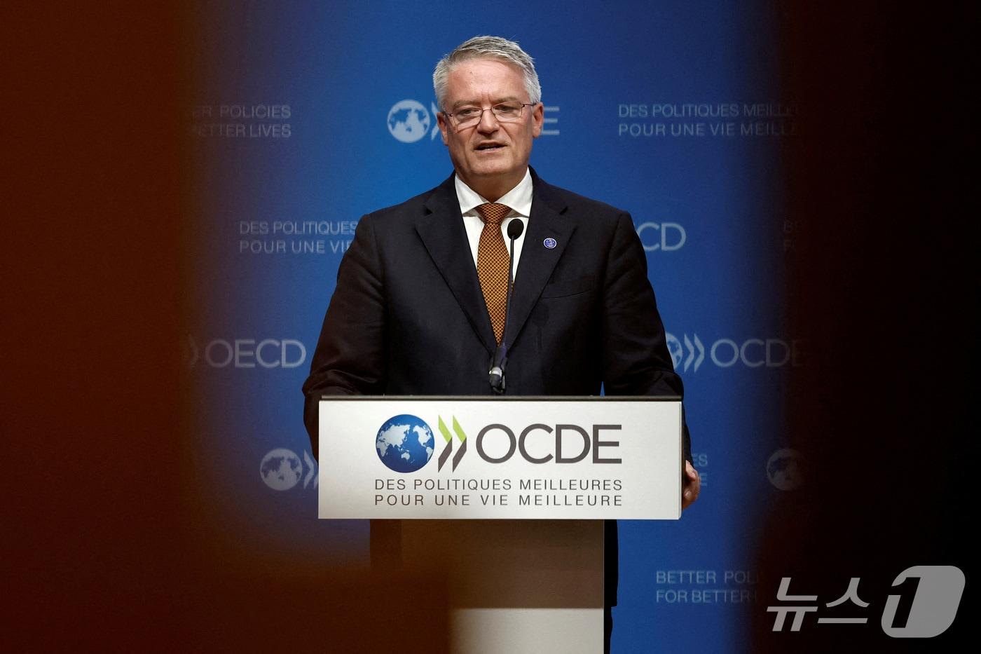본문 이미지 - 마티아스 코르만 경제협력개발기구(OECD) 사무총장이 지난해 6월 4일 프랑스 파리 OECD 본부에서 열린 장관급 회의 둘째 날 기자회견에서 발언하고 있다. (자료사진) 2025.6.4 ⓒ 로이터=뉴스1