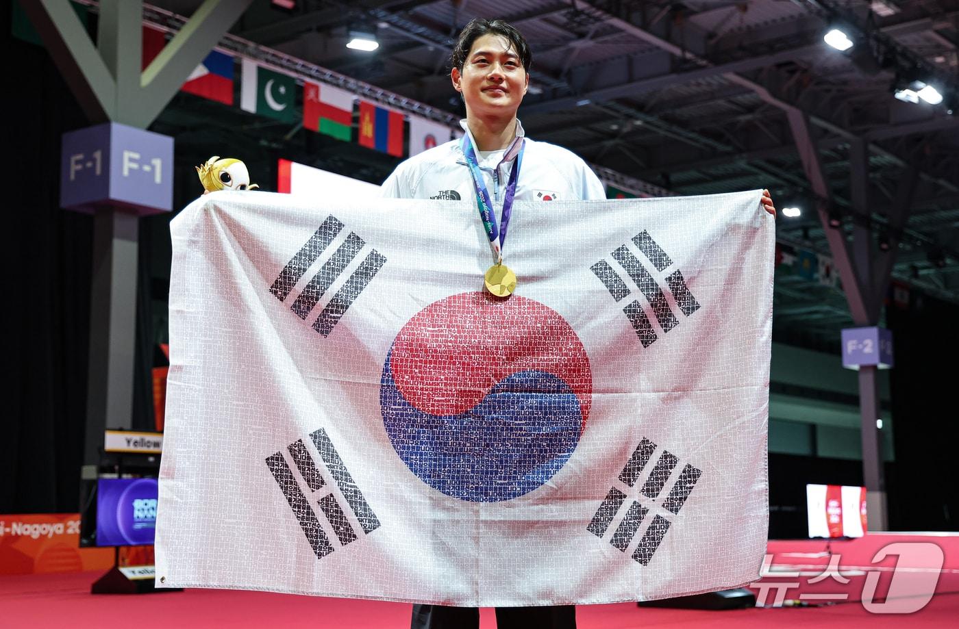 본문 이미지 - 대한민국 오상욱이 23일 일본 도코나메시 아이치 스카이 엑스포홀에서 열린 2026 아이치·나고야 아시안게임 펜싱 남자 사브르 시상식을 마치고 금메달을 목에 걸고 포즈를 취하고 있다. 2026.9.23 ⓒ 뉴스1 김도우 기자