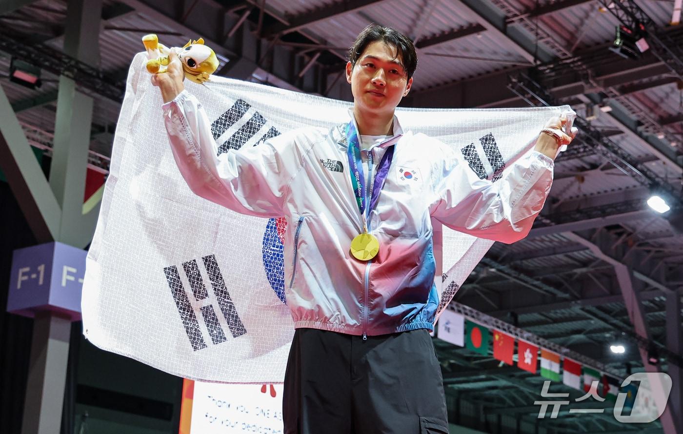 본문 이미지 - 대한민국 오상욱이 23일 일본 도코나메시 아이치 스카이 엑스포홀에서 열린 2026 아이치·나고야 아시안게임 펜싱 남자 사브르 시상식을 마치고 금메달을 목에 걸고 포즈를 취하고 있다. 2026.9.23 ⓒ 뉴스1 김도우 기자