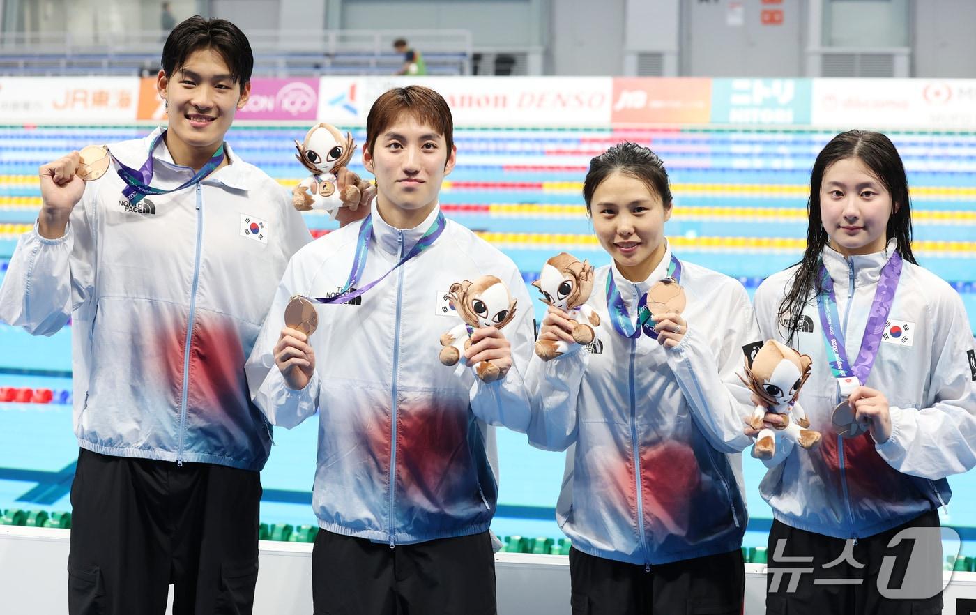 본문 이미지 - 23일 도쿄 아쿠아틱스 센터에서 열린 2026 아이치·나고야 아시안게임 400m 혼성 혼계영 결승에서 동메달을 차지한 김영범(왼쪽부터), 최동열, 안세현, 김승원이 기념촬영을 하고 있다. 2026.9.23 ⓒ 뉴스1 김민지 기자