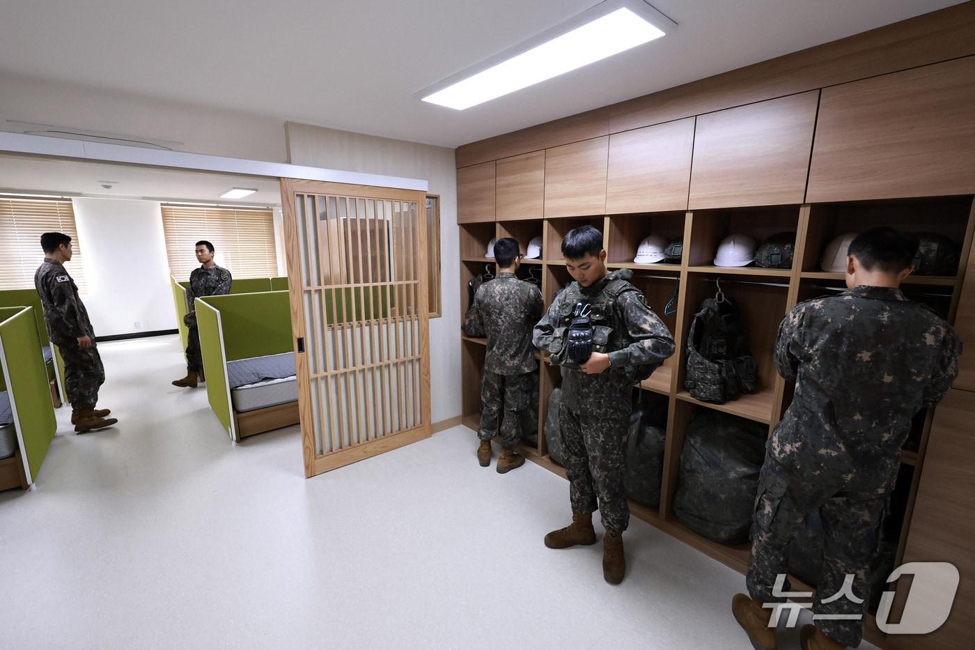 본문 이미지 - 경기도 양평군 육군 제11사단 예하 공간력 혁신 시범사업 부대 6인 생활관. 출입문을 열고 들어서면 다섯 평 남짓한 공간에 용사들의 방탄모, 방탄조끼, 군장 등 전투장구류를 보관하는 외실이 있고 뒤이어 침대와 개인 관물대가 있는 휴식공간이 배치돼 있다. 2026.9.21. ⓒ 뉴스1 구윤성 기자