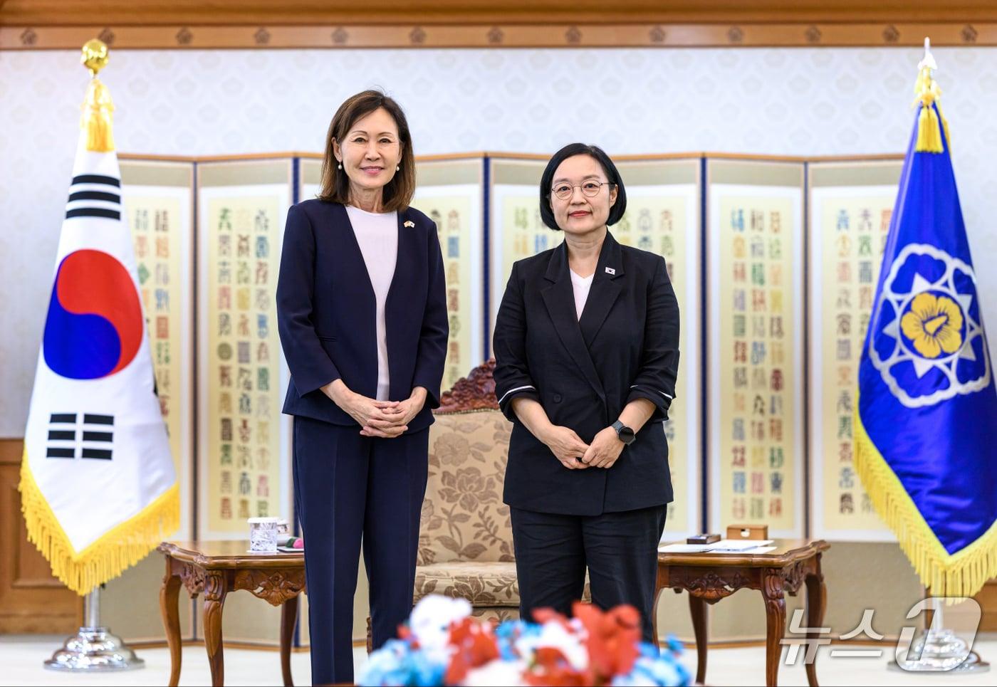본문 이미지 - 한성숙 국무총리가 23일 서울 종로구 정부서울청사에서 미셸 스틸 주한 미국대사를 접견하고 있다. (국무총리실 제공, 재판매 및 DB 금지) 2026.9.23 ⓒ 뉴스1