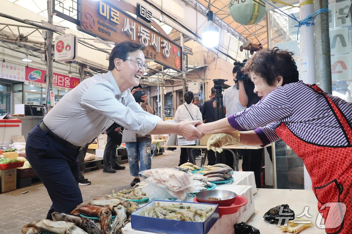 본문 이미지 - 전재수 부산시장이 추석 연휴를 앞두고 서동미로시장을 찾아 상인과 인사를 나누고 있다.(부산시 제공. 재판매 및 DB 금지)