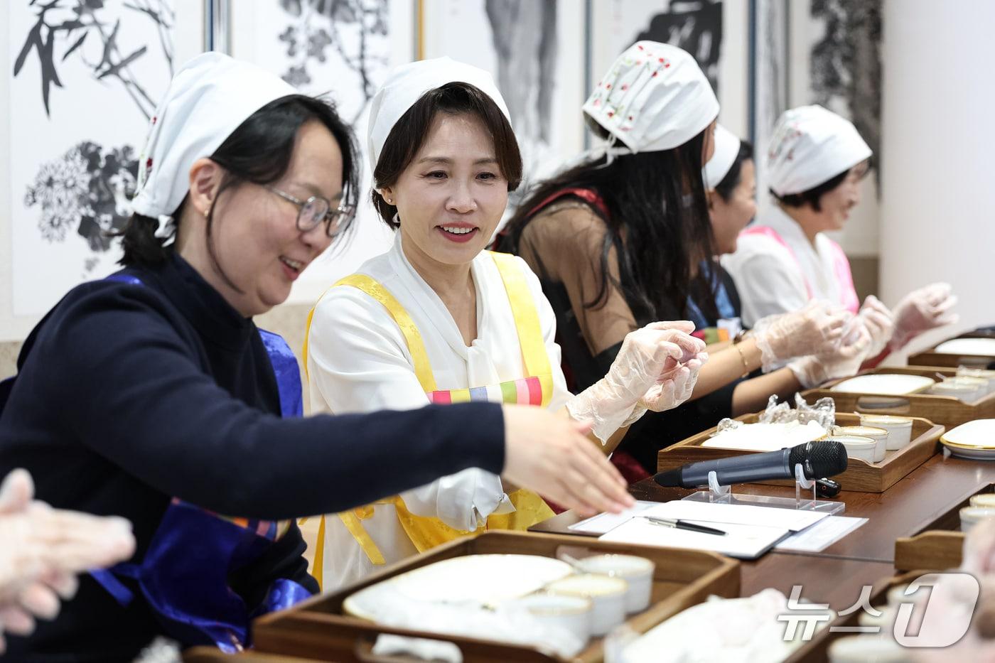 본문 이미지 - 김혜경 여사가 23일(현지시간) 미국 주뉴욕한국문화원에서 열린 뉴욕가정상담소와 함께하는 추석맞이 송편 빚기 행사에서 송편을 만들고 있다. 2026.9.24 ⓒ 뉴스1 허경 기자