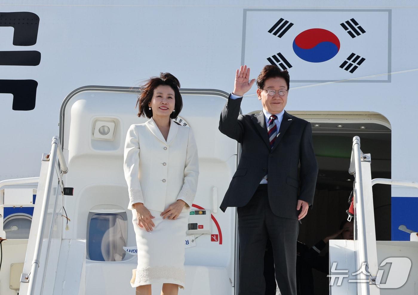 본문 이미지 - 미국 방문 일정을 마친 이재명 대통령과 김혜경 여사가 23일(현지시간) 미국 뉴욕 JFK 공항에서 환송객들에게 인사를 하고 있다. 2026.9.24 ⓒ 뉴스1 허경 기자