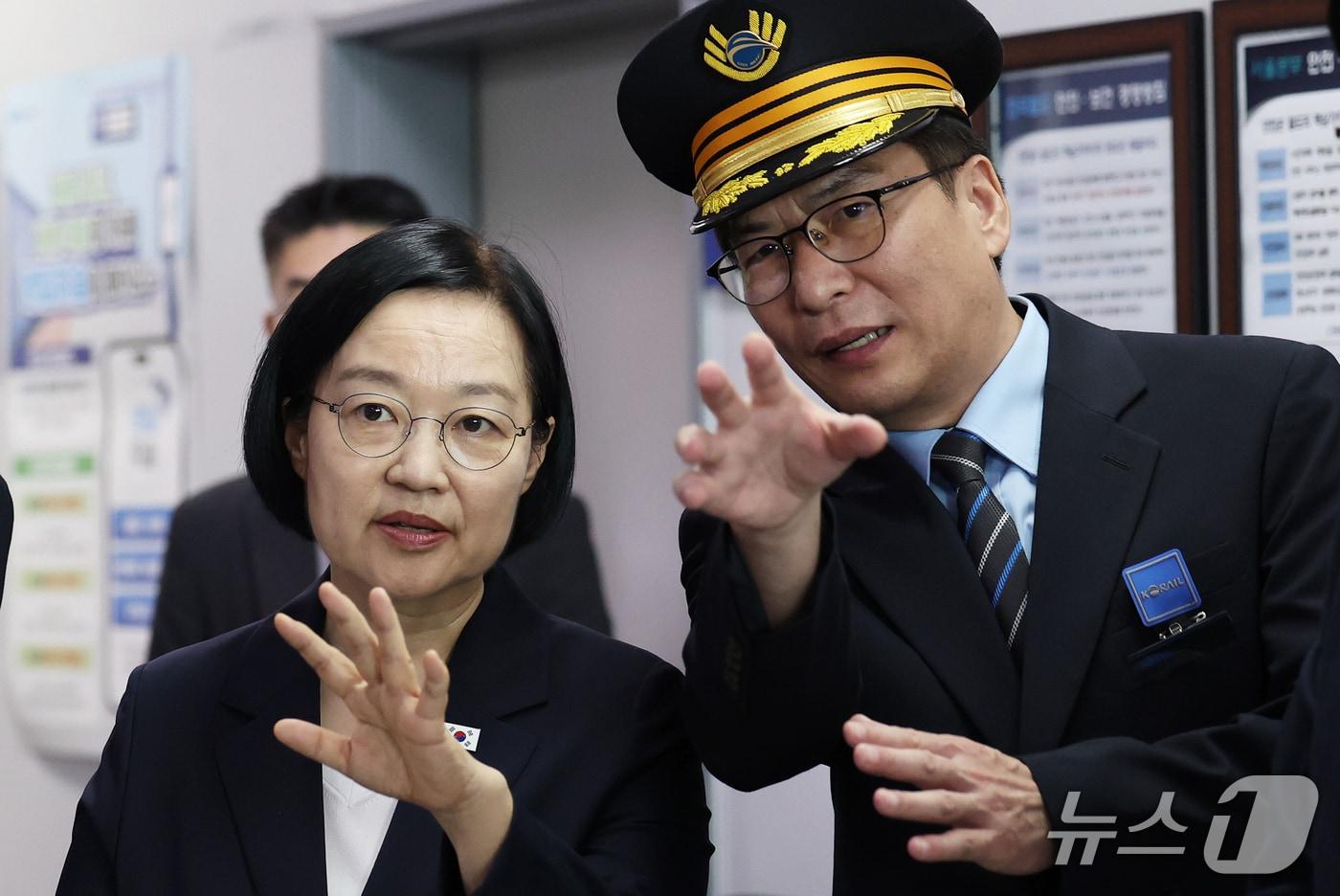 본문 이미지 - 한성숙 국무총리가 추석 연휴 첫날인 24일 서울역 중앙통제실을 찾아 철도 수송·안전 상황을 점검하며 권봉철 서울역장과 대화하고 있다. 2026.9.24 ⓒ 뉴스1 오대일 기자