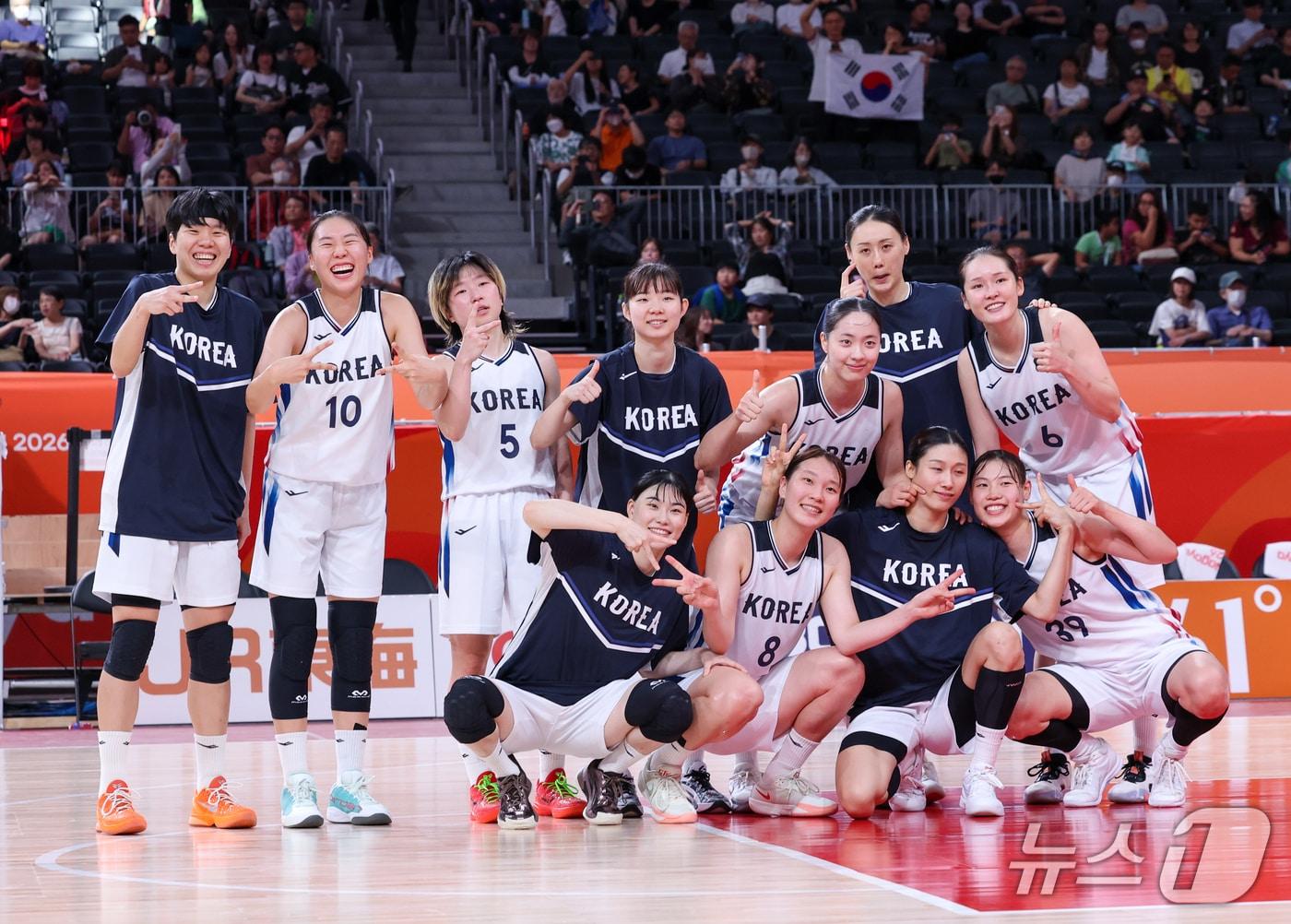 본문 이미지 - 24일 일본 나고야 아이치 인터내셔널 아레나에서 열린 2026 아이치·나고야 아시안게임 여자 농구 8강전 대한민국과 인도네시아의 경기, 101-58로 승리를 거둔 한국 선수들이 기념 촬영을 하고 있다. 2026.9.24 ⓒ 뉴스1 안은나 기자