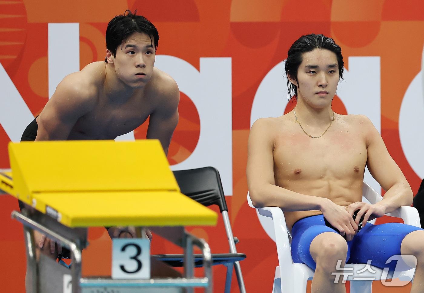 본문 이미지 - 24일 도쿄 아쿠아틱스 센터에서 열린 2026 아이치·나고야 아시안게임 남자 400m 계영 예선 1조 경기, 첫번째 주자 김우민이 역영을 마치고 지유찬과 경기를 지켜보고 있다. 이날 예선에서 남자 계영 대표팀은 조1위, 전체4위로 결승에 진출했다. 2026.9.24 ⓒ 뉴스1 김민지 기자